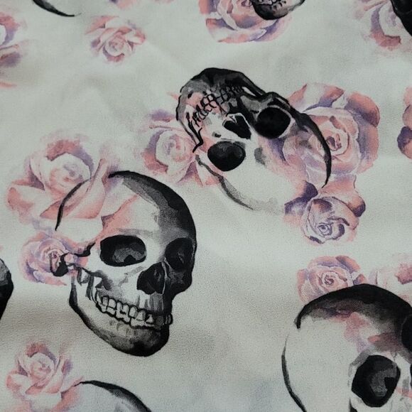 Torrid reglan skull with 3/4 sleeve - Picture 3 of 5